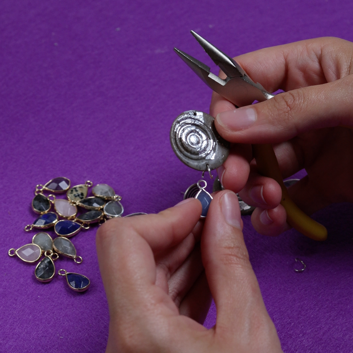 Athina jewels gioielli fatti a mano assemblando il lavoro finito con uso di pietre vere e componenti realizzati a mano.