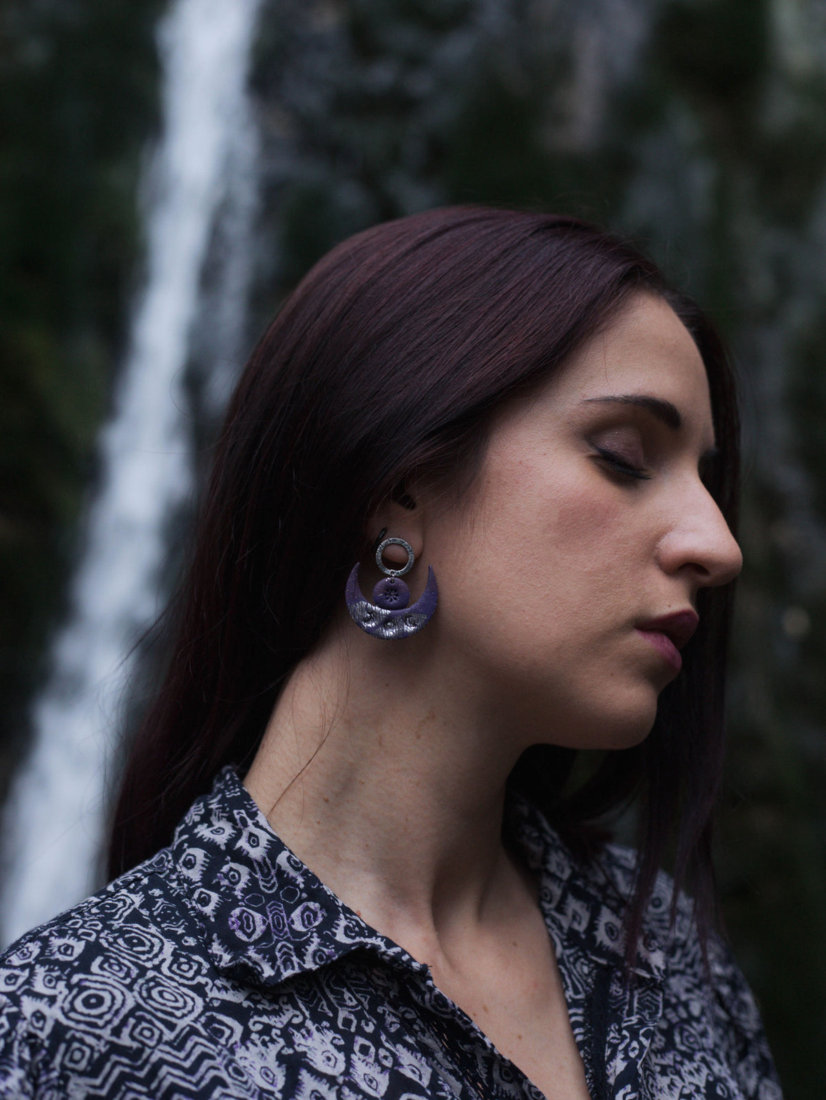 Orecchini artigianali a mezzaluna viola e argento, gioielli fatti a mano Athina Jewels