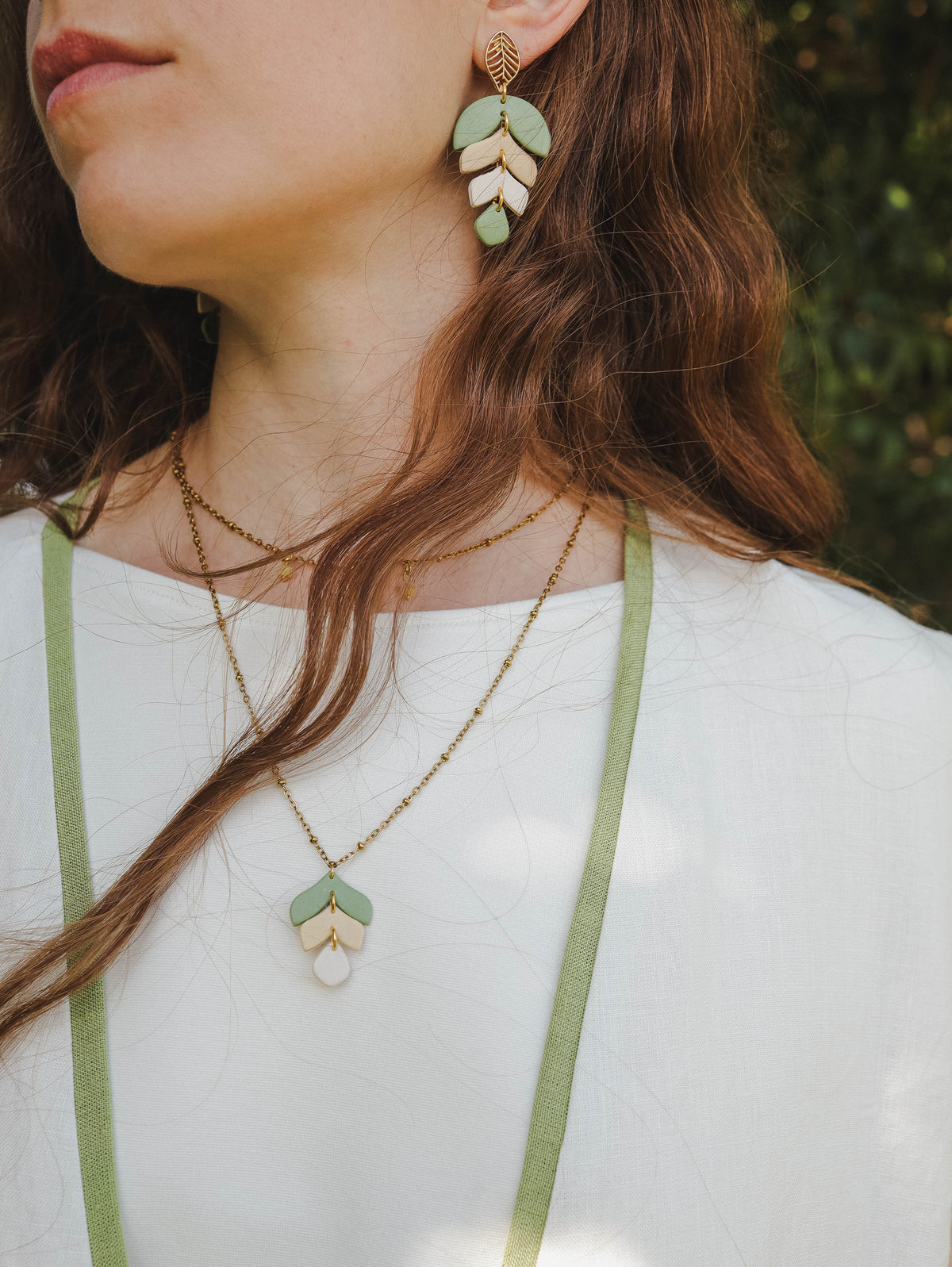 Orecchini artigianali a ispirati alla foglia di grano della dea greca Demetra viola in versione verde, bianco e oro. gioielli fatti a mano Athina Jewels