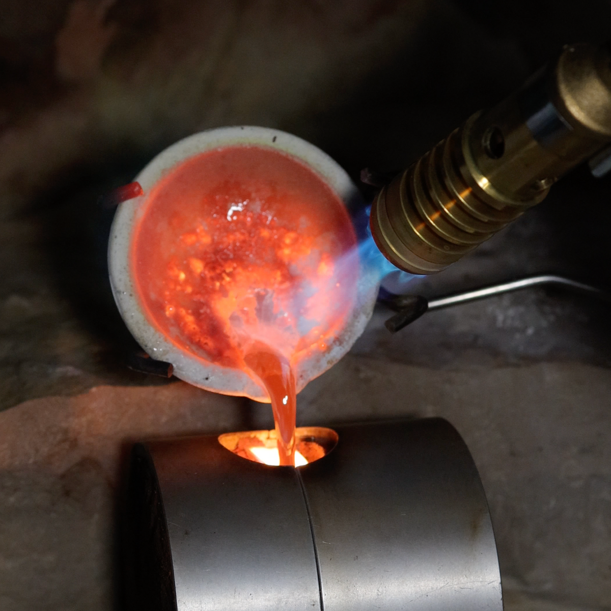 Athina jewels gioielli fatti a mano tramite tecnica della fusione dei metalli non preziosi come ottone. Uso della tecnica orafa con crogiolo e cannello.