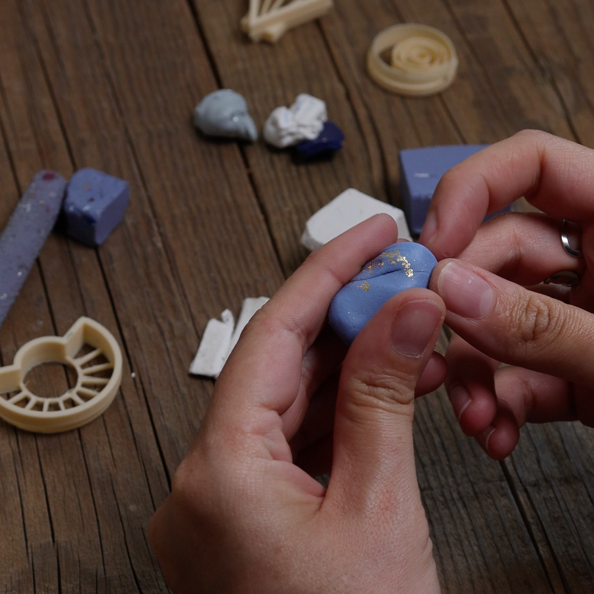 Athina jewels gioielli fatti a mano modellando l'argilla polimerica e creando sfumature di colore. Uso della stampa 3D per progettazione delle forme.